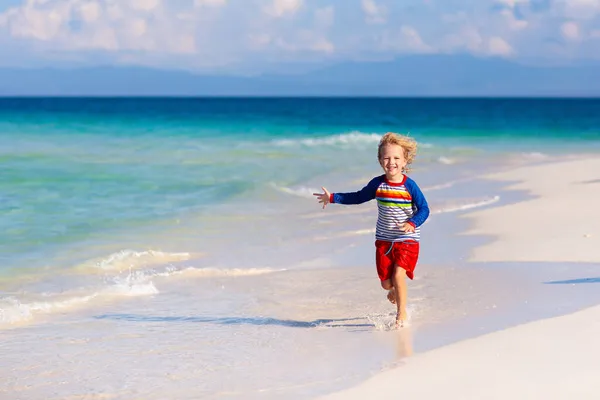 Παιδιά Που Παίζουν Τροπική Παραλία Παιδιά Κολυμπούν Και Παίζουν Στη — Φωτογραφία Αρχείου