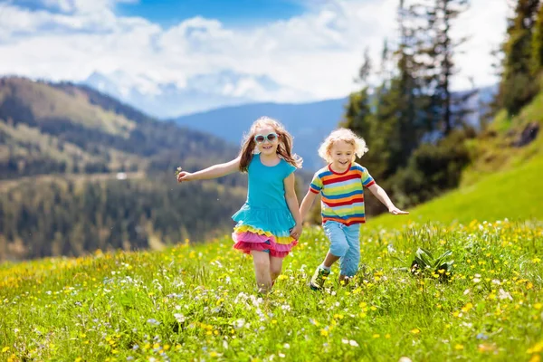 Crianças Caminhando Nas Montanhas Dos Alpes Crianças Correm Montanha Coberta — Fotografia de Stock