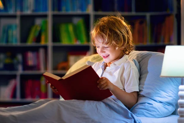 Barnbok Sängen Barn Läser Nätterna Liten Pojke Med Sagoböcker Sovrummet — Stockfoto