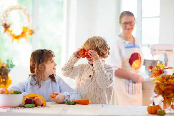 Jantar Acção Graças Família Avó Criança Abóbora Cortada Cozinha Decorada — Fotografia de Stock