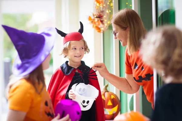 Los Niños Engañan Tratan Noche Halloween Niño Puerta Casa Decorada — Foto de Stock