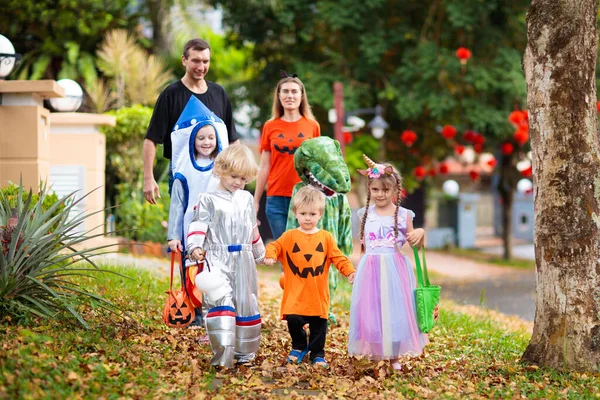 Kind Halloween Kostüm Gemischte Asiatische Und Kaukasische Kinder Und Eltern — Stockfoto