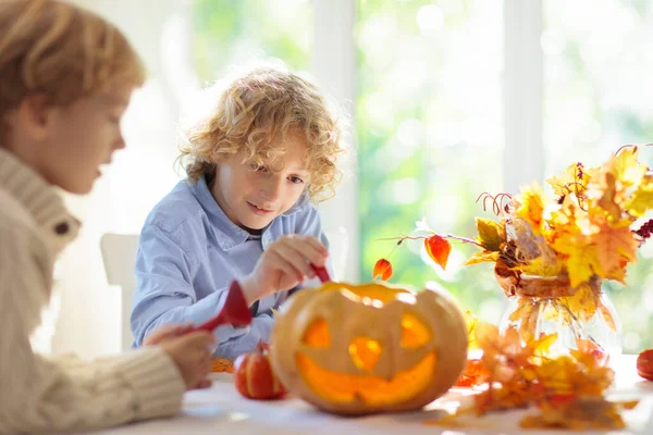 Famille Sculptant Citrouille Pour Célébration Halloween Garçon Fille Enfant Coupe — Photo