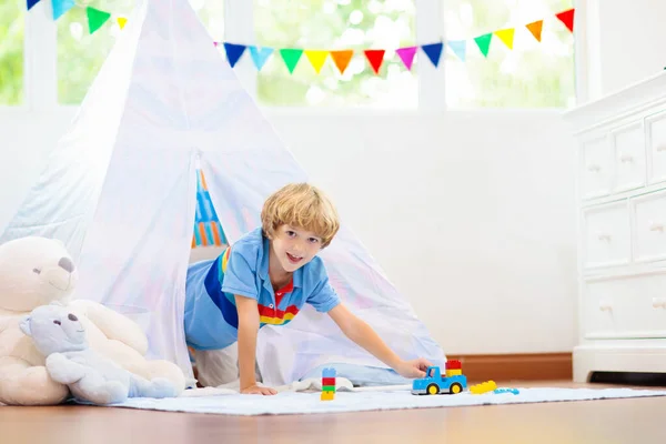 Kinderzimmer Mit Tipi Zelt Kinder Spielen Weißen Sonnigen Schlafzimmer Gemütliches — Stockfoto