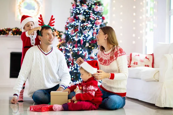 Familia Celebrando Navidad Los Padres Los Niños Decoran Árbol Navidad — Foto de Stock
