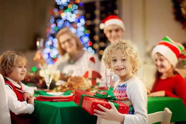 Çocuklu Bir Aile Noel Yemeğini Şöminede Yiyor Noel Ağacını Süslüyor — Stok fotoğraf