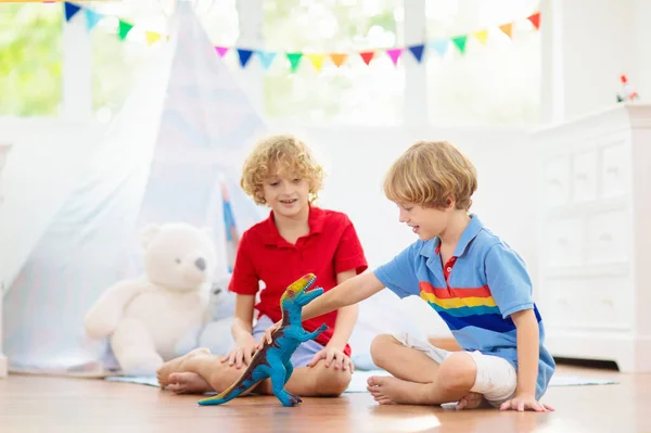 Børneværelse Med Teepee Telt Børn Leger Hvidt Solrigt Soveværelse Hyggeligt - Stock-foto