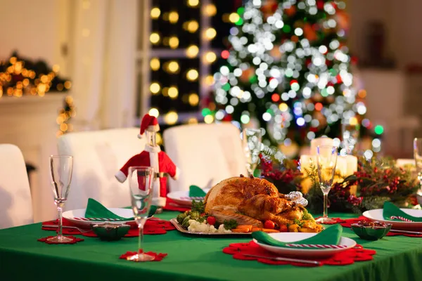 Χριστουγεννιάτικο Δείπνο Στο Τζάκι Και Διακοσμημένο Χριστουγεννιάτικο Δέντρο Πιάτα Ψητή — Φωτογραφία Αρχείου