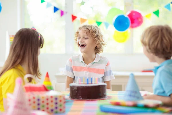 Kindergeburtstag Kind Bläst Kerzen Auf Kuchen Und Öffnet Geschenke Pastellfarbenes — Stockfoto