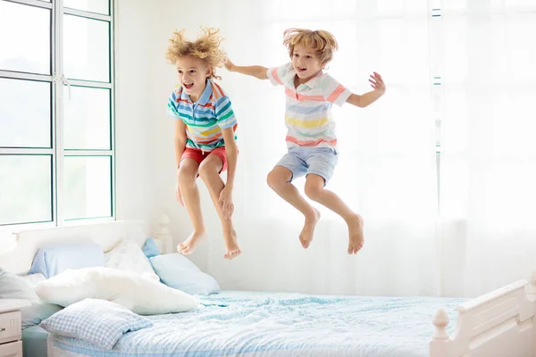 Gyerek Ugrál Ágyon Fehér Hálószobában Nagy Ablakkal Gyerekek Otthon Játszanak — Stock Fotó