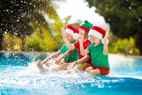 Vacaciones Navidad Isla Tropical Niños Santa Sombrero Jugando Piscina Vacaciones — Foto de Stock