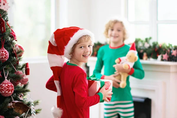 Παιδιά Στο Χριστουγεννιάτικο Δέντρο Και Τζάκι Την Παραμονή Των Χριστουγέννων — Φωτογραφία Αρχείου
