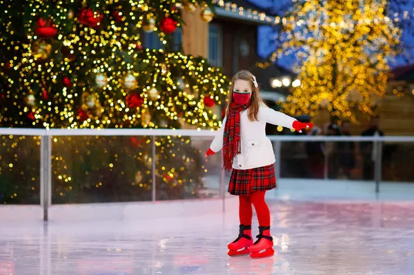 Dítě Masce Krasobruslení Zimním Parku Kluziště Bezpečná Vánoční Zábava Covid — Stock fotografie