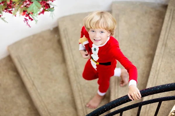 Les Enfants Courent Les Escaliers Matin Noël Les Enfants Pyjama — Photo