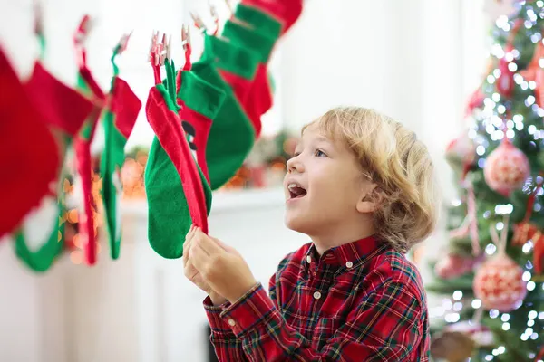 Niños Abriendo Regalos Navidad Niño Busca Dulces Regalos Calendario Adviento —  Fotos de Stock