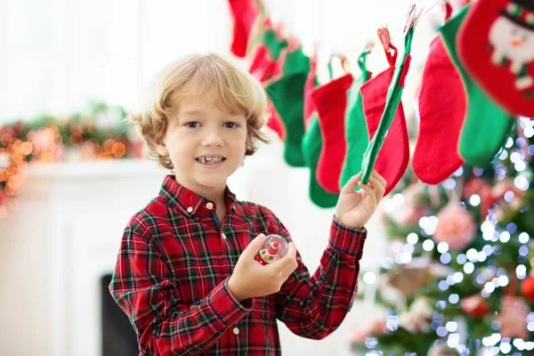 Kinderen Openen Kerstcadeaus Kind Zoek Naar Snoep Geschenken Kous Adventskalender — Stockfoto