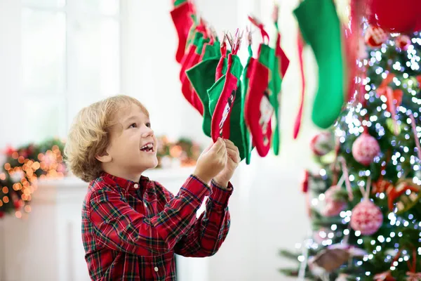 Niños Abriendo Regalos Navidad Niño Busca Dulces Regalos Calendario Adviento —  Fotos de Stock