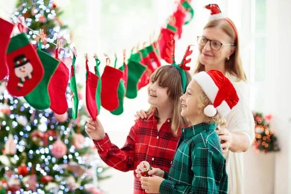 孩子们打开圣诞礼物 冬天的早晨 孩子们在进货日历上搜寻糖果和礼物 为有孩子的家庭装饰圣诞树 圣诞节快乐 — 图库照片