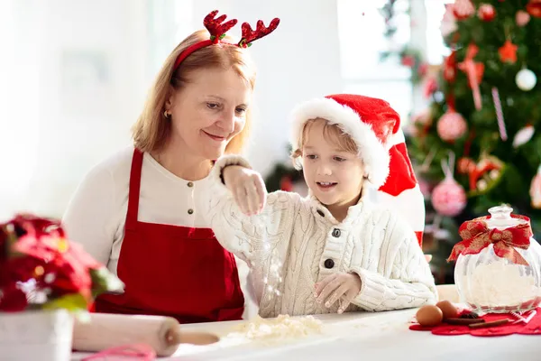 Rodina Peče Vánoční Cukroví Babička Dítě Pečou Perníkové Těsto Děti — Stock fotografie