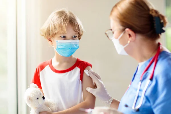 Kind Krijgt Covid Vaccin Coronavirusvaccinatie Voor Jonge Kinderen Dokter Geeft — Stockfoto