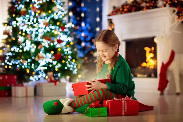 Kindercadeautje Bij Kerstboom Thuis Kid Elf Kostuum Met Kerstcadeaus Speelgoed — Stockfoto