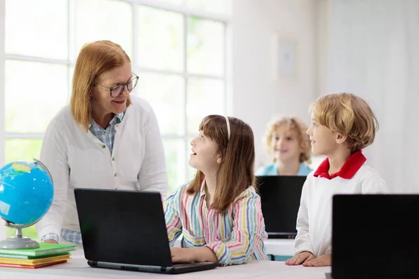 Dizüstü Bilgisayarı Olan Okul Çocukları Öğretmen Öğrenci Sınıfı Grubuyla Görüntülü — Stok fotoğraf