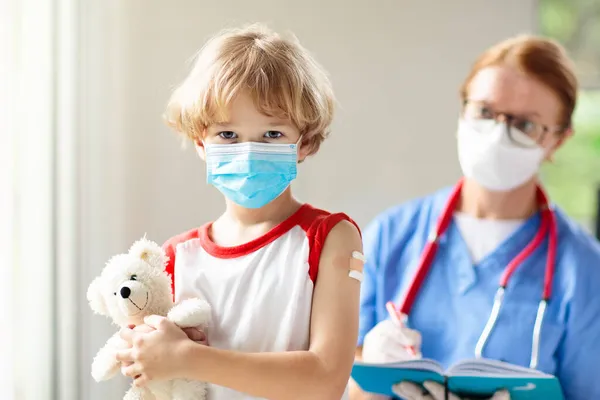 Gyerek Kovid Vakcinát Kap Coronavirus Oltás Fiatal Gyerekeknek Orvos Betegnek — Stock Fotó