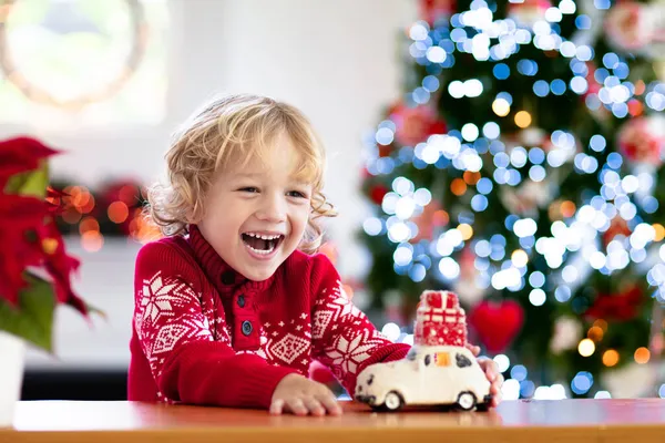 Παιδί Χριστουγεννιάτικο Δώρο Παιδί Χριστουγεννιάτικο Δώρο Ένα Αγοράκι Που Παίζει — Φωτογραφία Αρχείου