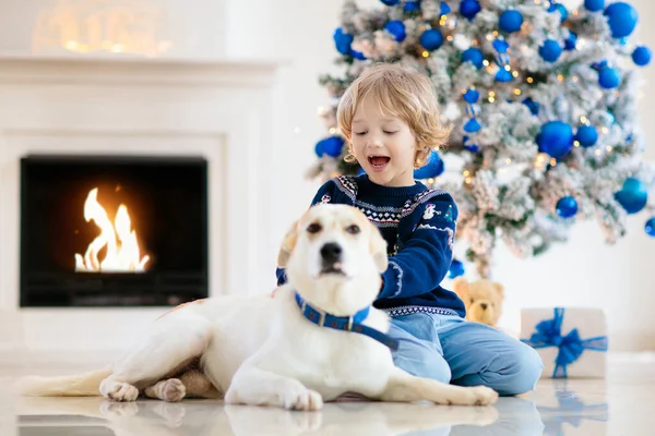 Navidad Casa Niños Perros Bajo Árbol Navidad Niño Pequeño Abrazo — Foto de Stock