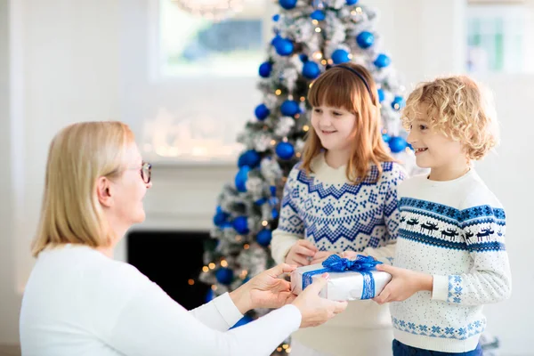 Regalo Apertura Infantil Árbol Navidad Los Niños Abren Regalo Mañana — Foto de Stock