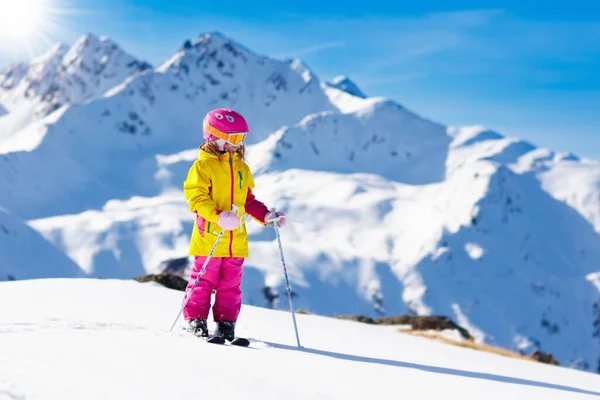 Sci Bambini Montagna Bambino Attivo Con Casco Sicurezza Occhiali Bastoncini — Foto Stock