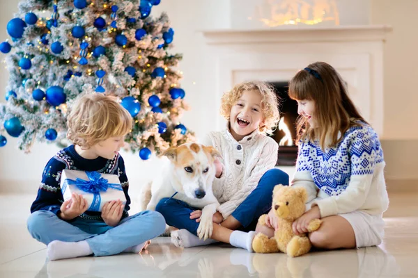 Jul Hjemme Barn Hunder Juletreet Liten Gutt Jente Klemmer Kjæledyr – stockfoto