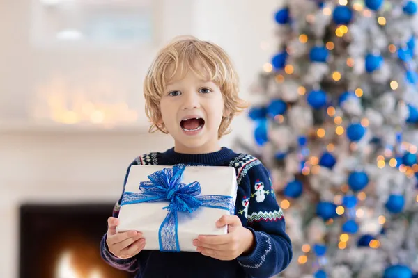 Подарок Открытие Новогодней Елки Дети Открывают Подарки Рождественское Утро Сине — стоковое фото