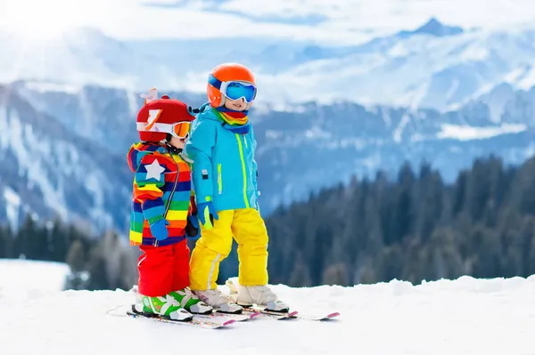 Barn Skidor Bergen Kid Skidskola Vintersport För Barn Familjen Jul — Stockfoto