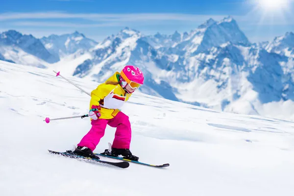 孩子们在山上滑雪 带着安全帽 护目镜和电线杆的活泼幼儿 滑雪比赛的幼儿 家庭冬季运动 高山学校的孩子滑雪课 小滑雪者在雪中赛跑 — 图库照片