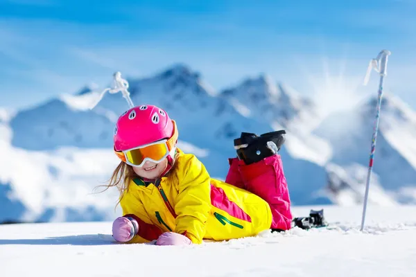 孩子们在山上滑雪 带着安全帽 护目镜和电线杆的活泼幼儿 滑雪比赛的幼儿 家庭冬季运动 高山学校的孩子滑雪课 小滑雪者在雪中赛跑 — 图库照片