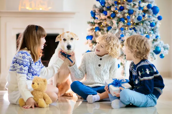 Natal Casa Crianças Cães Debaixo Árvore Natal Menino Menina Abraço — Fotografia de Stock