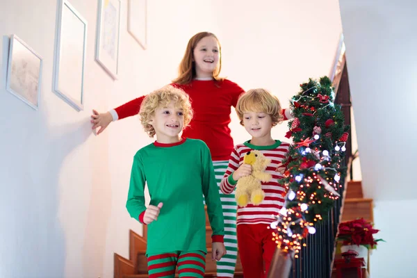 Barn Springer Trappor Juldagsmorgonen Barn Pyjamas Springer Ner Ivriga Att — Stockfoto