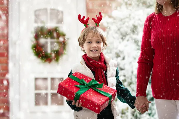 Семья Навещает Бабушку Рождество Дети Подарками Входной Двери Рождественский Праздник — стоковое фото