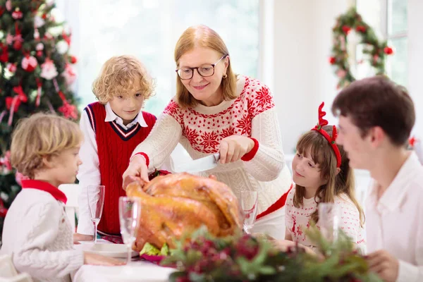 Familie Mit Kindern Beim Weihnachtsessen Kamin Und Geschmücktem Weihnachtsbaum Eltern — Stockfoto