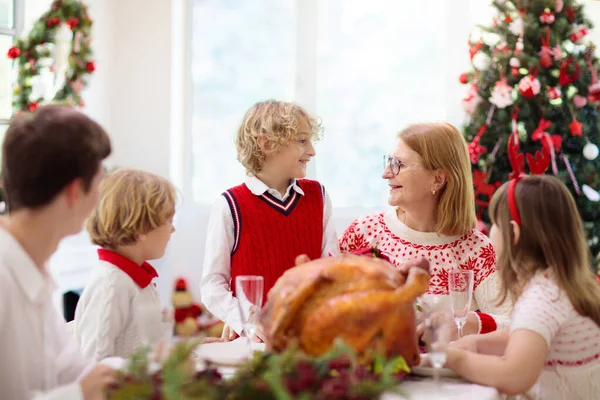 Famille Avec Enfants Manger Dîner Noël Cheminée Décoré Arbre Noël — Photo