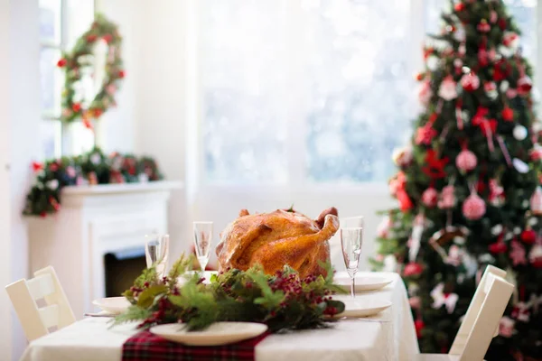 Vánoční Večeře Krbu Zdobené Vánoční Stromeček Nádobí Pečeným Krocanem Salátem — Stock fotografie