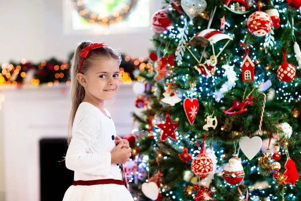 Familjen Juldagsmorgonen Vid Öppen Spis Ungarna Öppnar Julklappar Barn Julgranen — Stockfoto