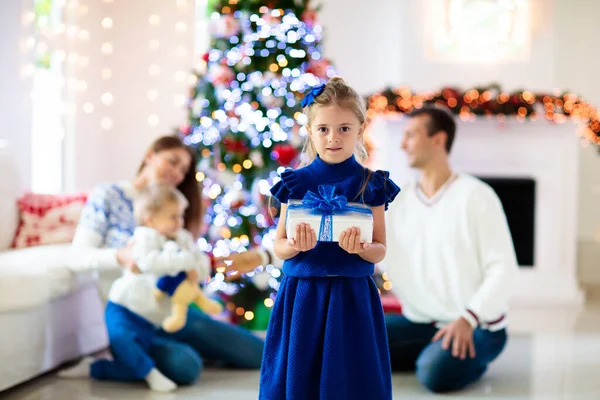 Famiglia Che Festeggia Natale Genitori Bambini Decorano Albero Natale Aprono — Foto Stock