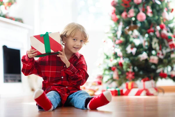 Enfants Sapin Noël Cheminée Veille Noël Famille Avec Enfants Célébrant — Photo