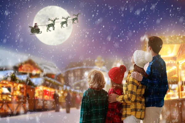 Família Feira Natal Neve Papai Noel Renas Voam Céu Mercado — Fotografia de Stock