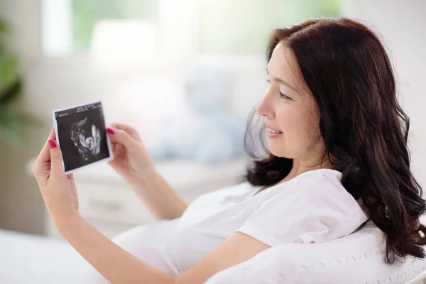 Gravid Kvinna Hemma Ung Väntande Mamma Vitt Sovrum Friska Graviditeter — Stockfoto
