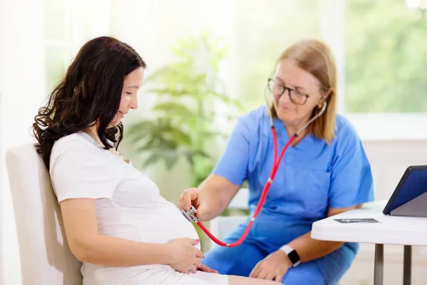 Doctor Examinando Una Mujer Embarazada Verificación Del Embarazo Mujer Asiática — Foto de Stock