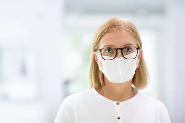 Femme Âgée Portant Masque Facial Pendant Épidémie Virus Couronne Grippe — Photo