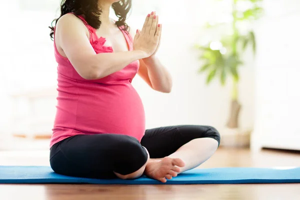 여성을 활동적 아시아 집이나 체육관에서 운동한다 임신부는 활동적 건강하게 지낸다 — 스톡 사진
